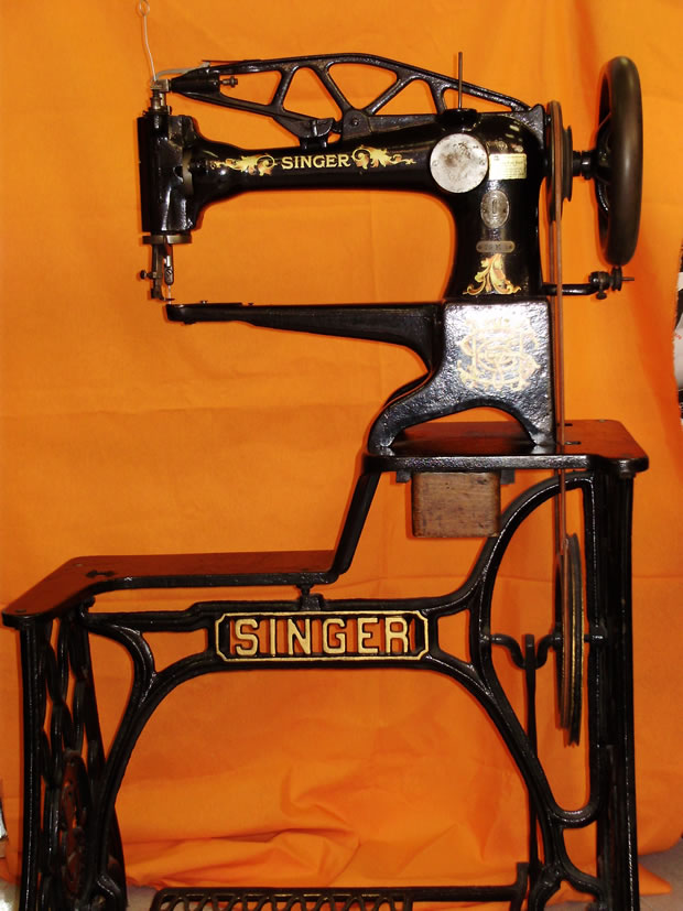 Antigua máquina de coser Naumann con mueble, Máquinas de coser